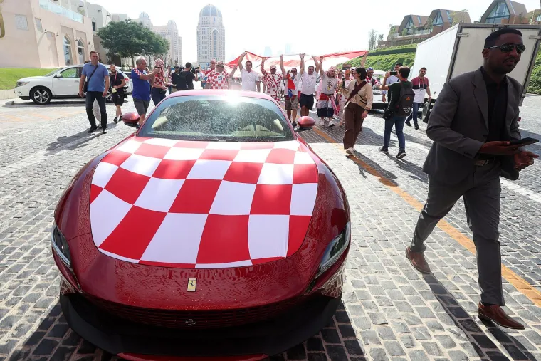 Bivša predsjednica se zabavlja i predvodi navijanje: U rukama je nosila ono što Vatreni sanjaju