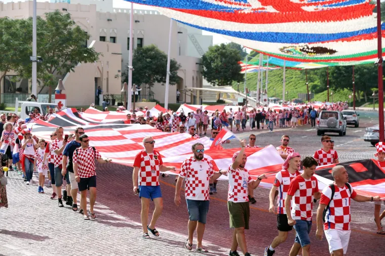 Biv&scaron;a predsjednica se zabavlja i predvodi navijanje: U rukama je nosila ono &scaron;to Vatreni sanjaju