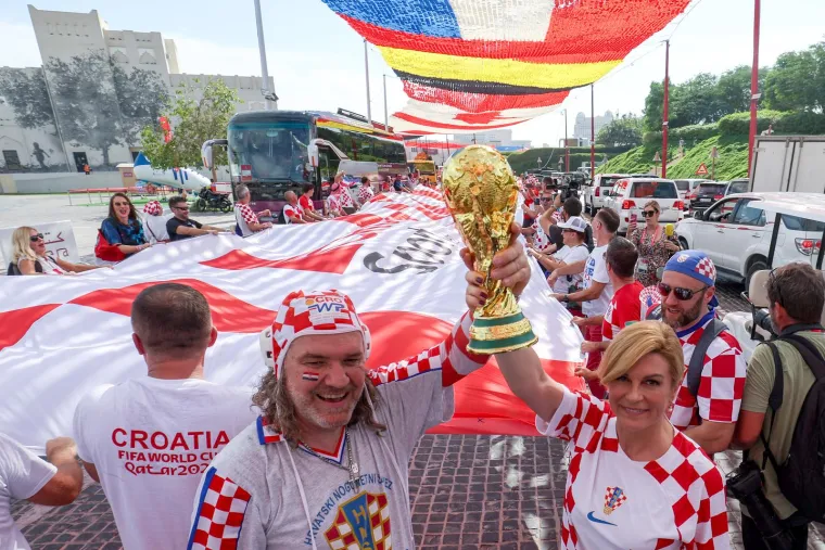 Biv&scaron;a predsjednica se zabavlja i predvodi navijanje: U rukama je nosila ono &scaron;to Vatreni sanjaju