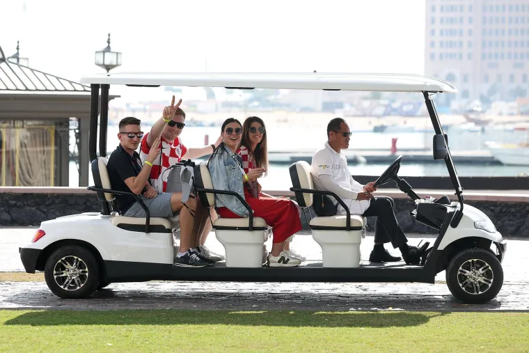 Biv&scaron;a predsjednica se zabavlja i predvodi navijanje: U rukama je nosila ono &scaron;to Vatreni sanjaju