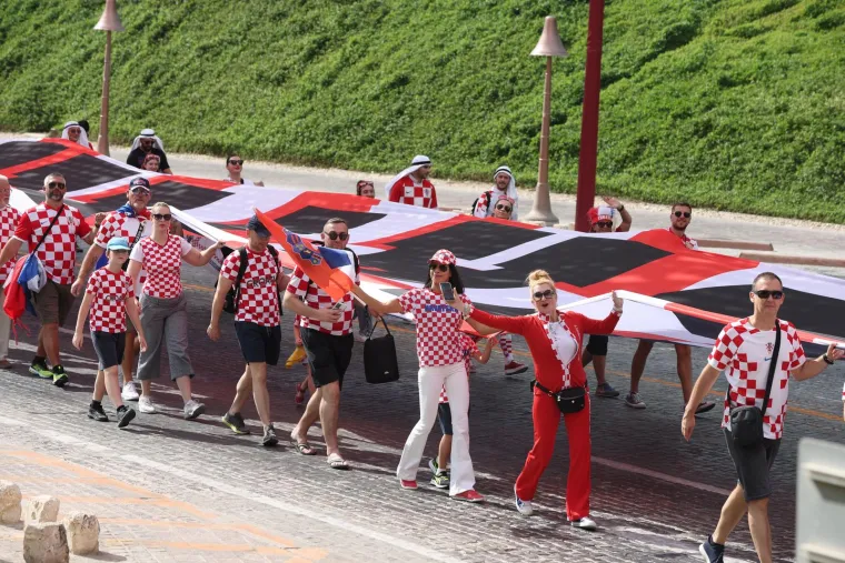 Biv&scaron;a predsjednica se zabavlja i predvodi navijanje: U rukama je nosila ono &scaron;to Vatreni sanjaju