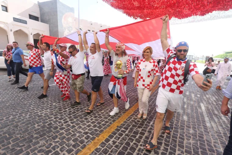 Biv&scaron;a predsjednica se zabavlja i predvodi navijanje: U rukama je nosila ono &scaron;to Vatreni sanjaju