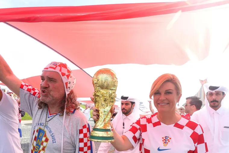 Biv&scaron;a predsjednica se zabavlja i predvodi navijanje: U rukama je nosila ono &scaron;to Vatreni sanjaju