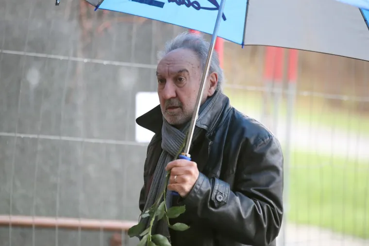 Ispraćaj Saše Zelepugina: Na Mirogoju je mnoštvo ljudi, brojne zvijezde jedna susprežu suze