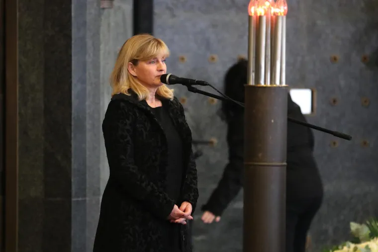 Ispraćaj Saše Zelepugina: Na Mirogoju je mnoštvo ljudi, brojne zvijezde jedna susprežu suze