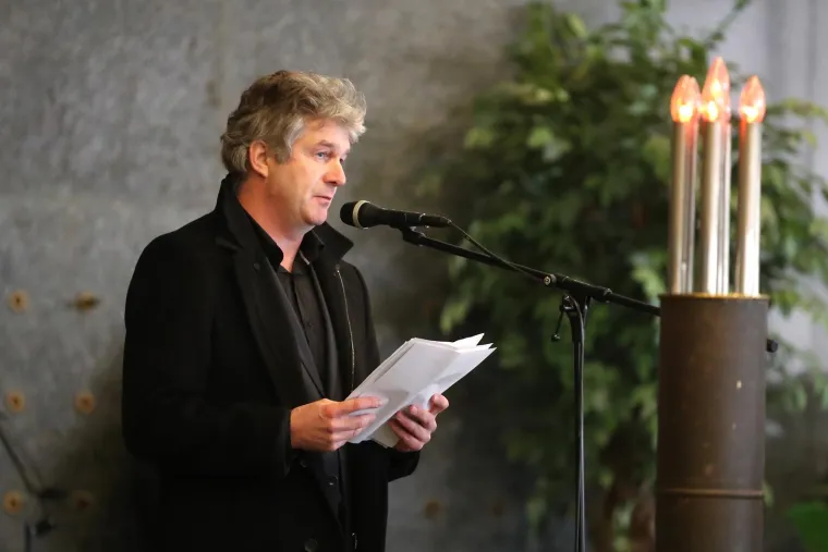 Ispraćaj Saše Zelepugina: Na Mirogoju je mnoštvo ljudi, brojne zvijezde jedna susprežu suze