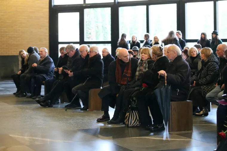 Ispraćaj Saše Zelepugina: Na Mirogoju je mnoštvo ljudi, brojne zvijezde jedna susprežu suze