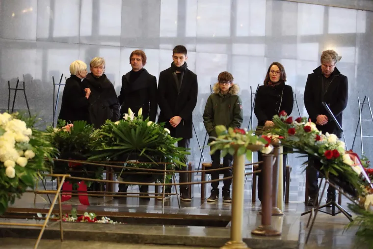 Ispraćaj Sa&scaron;e Zelepugina: Na Mirogoju je mno&scaron;tvo ljudi, brojne zvijezde jedna susprežu suze