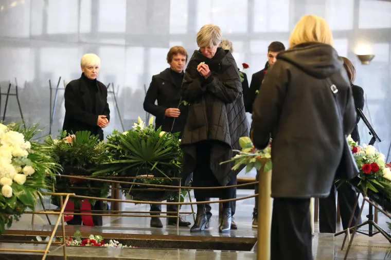 Ispraćaj Sa&scaron;e Zelepugina: Na Mirogoju je mno&scaron;tvo ljudi, brojne zvijezde jedna susprežu suze