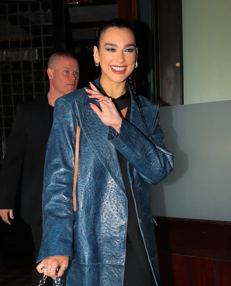 Dua Lipa izdominirala crvenim tepihom u vrlo efektnoj modnoj kombinaciji: Pogledajte što je obula na 'Oscaru za cipele'!