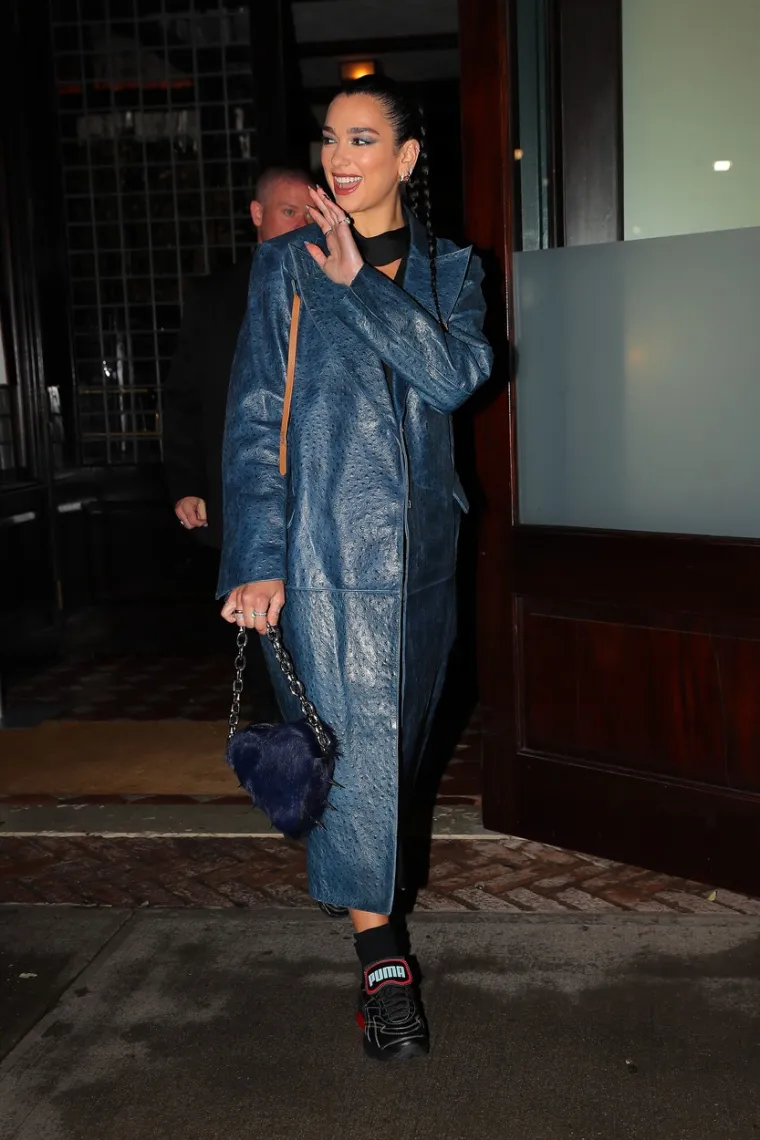 Dua Lipa izdominirala crvenim tepihom u vrlo efektnoj modnoj kombinaciji: Pogledajte što je obula na 'Oscaru za cipele'!