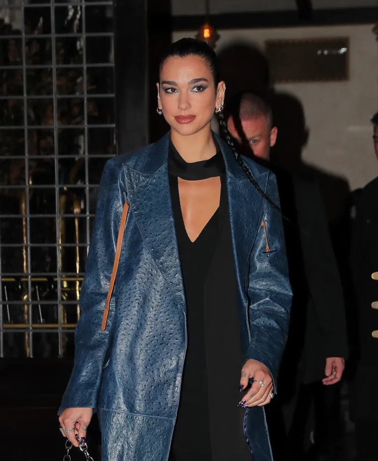 Dua Lipa izdominirala crvenim tepihom u vrlo efektnoj modnoj kombinaciji: Pogledajte što je obula na 'Oscaru za cipele'!