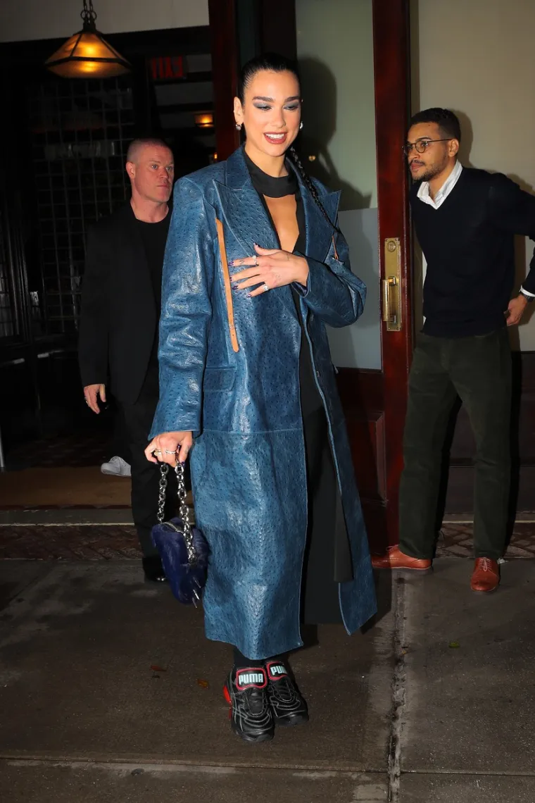 Dua Lipa izdominirala crvenim tepihom u vrlo efektnoj modnoj kombinaciji: Pogledajte što je obula na 'Oscaru za cipele'!