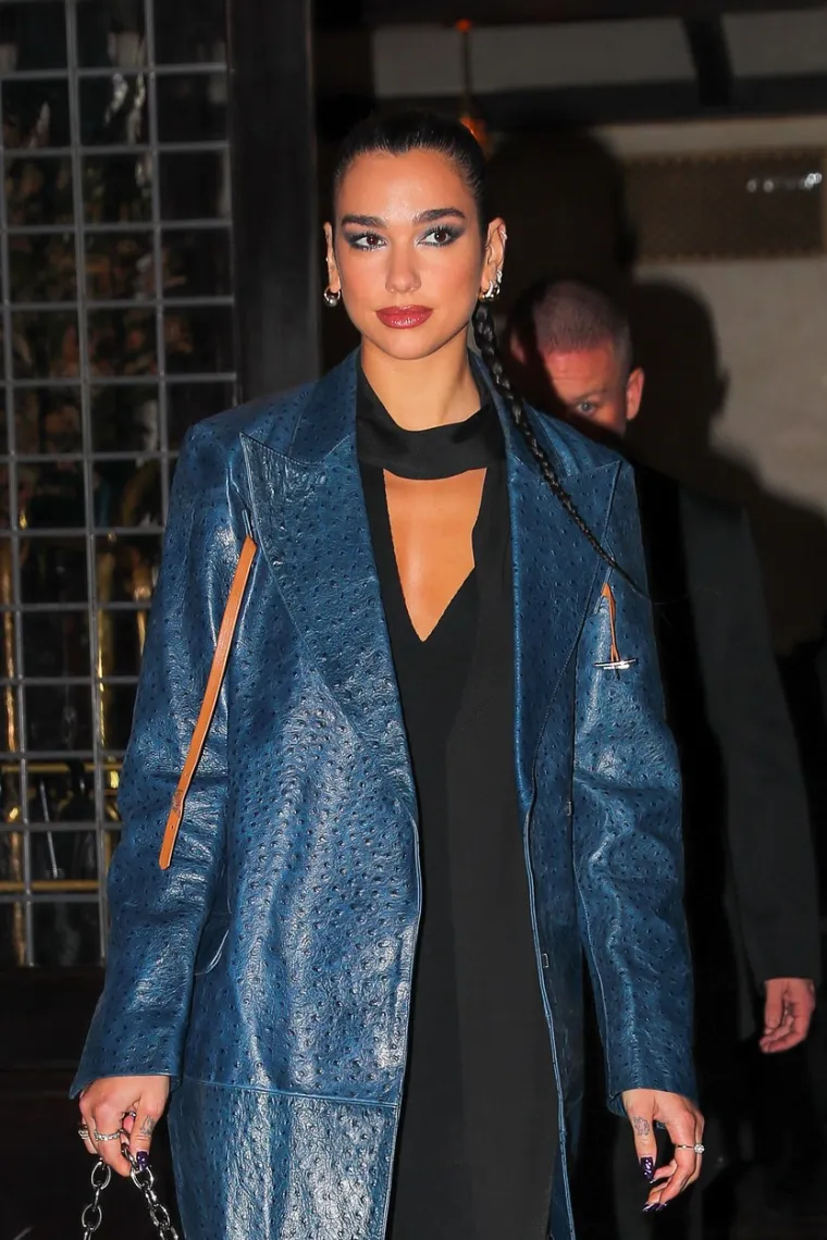 Dua Lipa izdominirala crvenim tepihom u vrlo efektnoj modnoj kombinaciji: Pogledajte što je obula na 'Oscaru za cipele'!