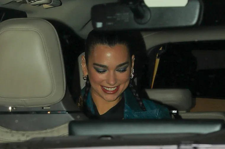Dua Lipa izdominirala crvenim tepihom u vrlo efektnoj modnoj kombinaciji: Pogledajte što je obula na 'Oscaru za cipele'!