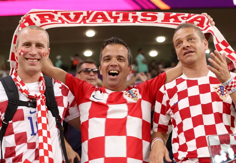 Vatreno je na stadionu: Hrvatski navijači su na tribinama, pogledajte prizore uoči ključne utakmice na&scaron;ih nogometa&scaron;a na Mundijalu