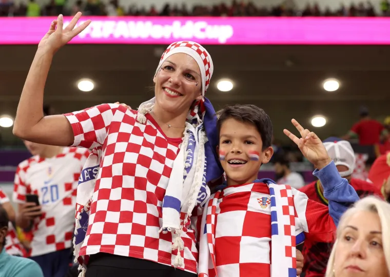 Vatreno je na stadionu: Hrvatski navijači su na tribinama, pogledajte prizore uoči ključne utakmice na&scaron;ih nogometa&scaron;a na Mundijalu