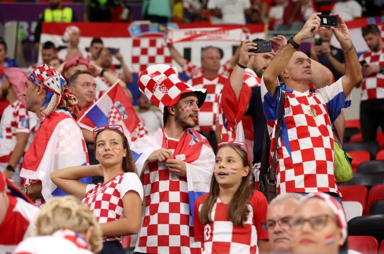 Vatreno je na stadionu: Hrvatski navijači su na tribinama, pogledajte prizore uoči ključne utakmice na&scaron;ih nogometa&scaron;a na Mundijalu