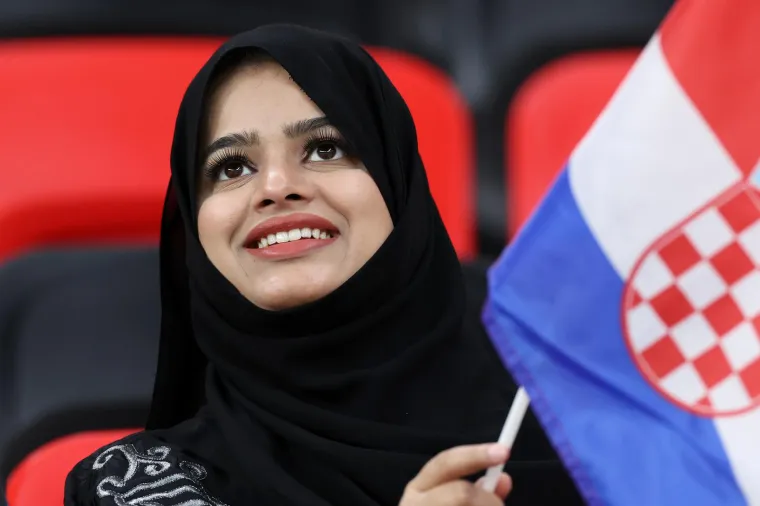 Među mno&scaron;tvom predivnih Hrvatica jedna je nepoznata ljepotica s hidžabom privukla pažnju svih na Ahmad Bin Aliju, savr&scaron;eno se uklopila: I da, navijat će za Vatrene