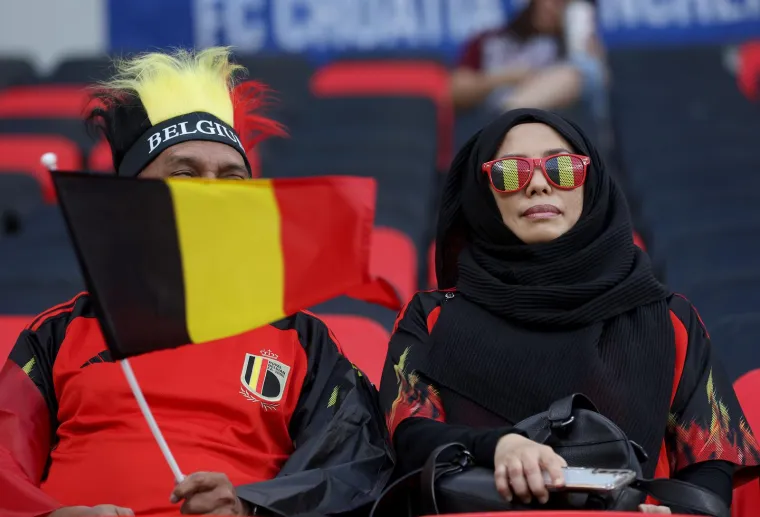 Među mno&scaron;tvom predivnih Hrvatica jedna je nepoznata ljepotica s hidžabom privukla pažnju svih na Ahmad Bin Aliju, savr&scaron;eno se uklopila: I da, navijat će za Vatrene