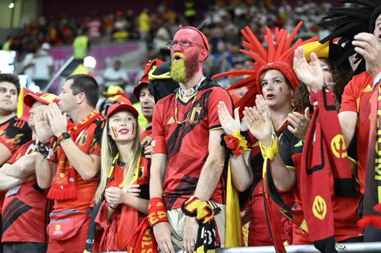 Zanimljivi prizori s utakmice Hrvatske i Belgije. Na tribinama snimljen navijač sa zastra&scaron;ujućom maskom