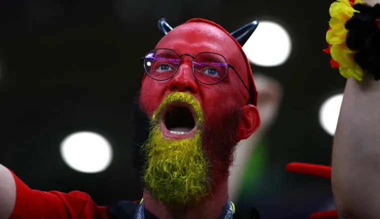 Zanimljivi prizori s utakmice Hrvatske i Belgije. Na tribinama snimljen navijač sa zastra&scaron;ujućom maskom