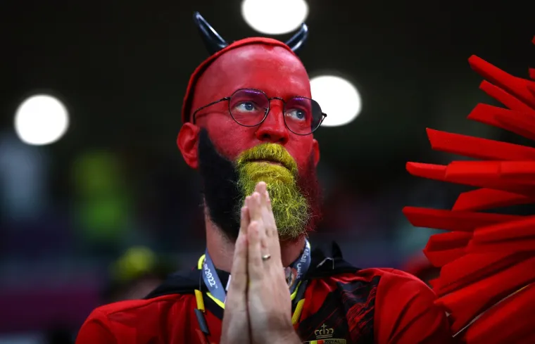 Zanimljivi prizori s utakmice Hrvatske i Belgije. Na tribinama snimljen navijač sa zastra&scaron;ujućom maskom