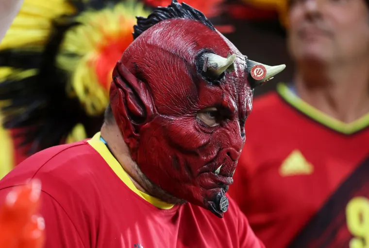 Zanimljivi prizori s utakmice Hrvatske i Belgije. Na tribinama snimljen navijač sa zastra&scaron;ujućom maskom