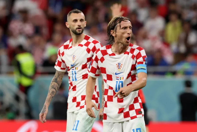Ovako slave Vatreni: Pogledajte kako su Modrić i dru&scaron;tvo na terenu proslavili prolazak skupine