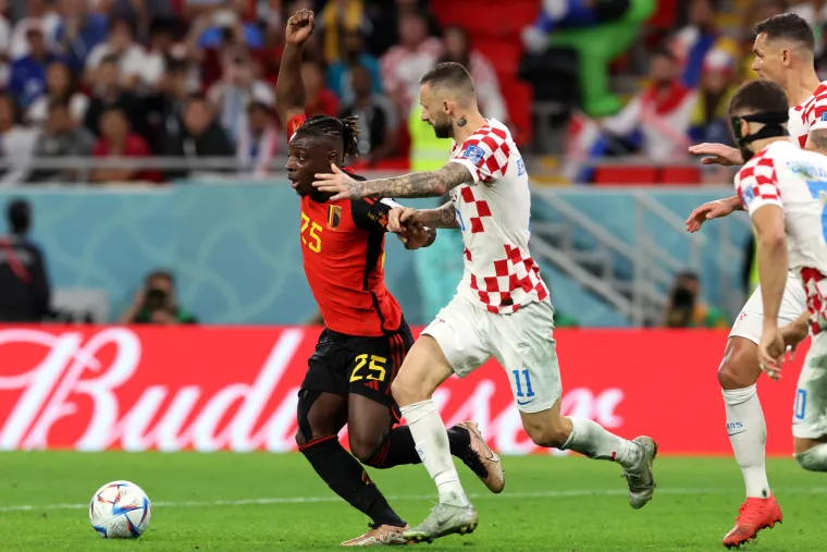 Ovako slave Vatreni: Pogledajte kako su Modrić i dru&scaron;tvo na terenu proslavili prolazak skupine