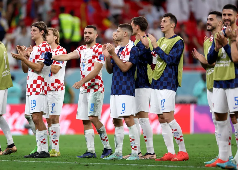 Ovako slave Vatreni: Pogledajte kako su Modrić i dru&scaron;tvo na terenu proslavili prolazak skupine