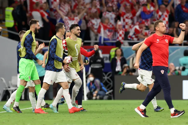 Ovako slave Vatreni: Pogledajte kako su Modrić i dru&scaron;tvo na terenu proslavili prolazak skupine