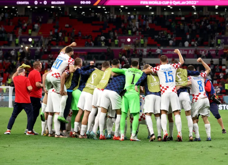 Ovako slave Vatreni: Pogledajte kako su Modrić i dru&scaron;tvo na terenu proslavili prolazak skupine