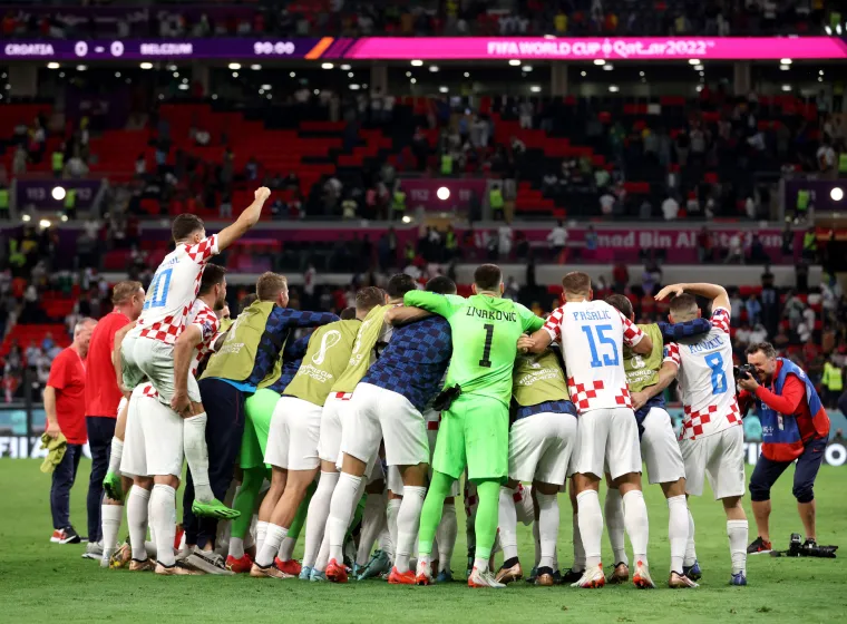Ovako slave Vatreni: Pogledajte kako su Modrić i dru&scaron;tvo na terenu proslavili prolazak skupine