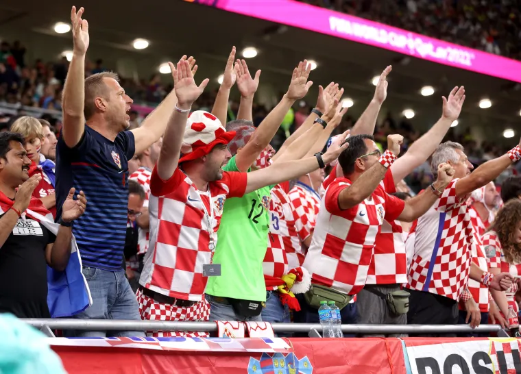 Ovako slave Vatreni: Pogledajte kako su Modrić i dru&scaron;tvo na terenu proslavili prolazak skupine