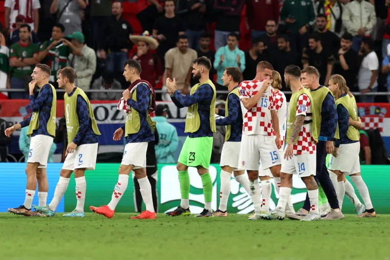 Ovako slave Vatreni: Pogledajte kako su Modrić i dru&scaron;tvo na terenu proslavili prolazak skupine