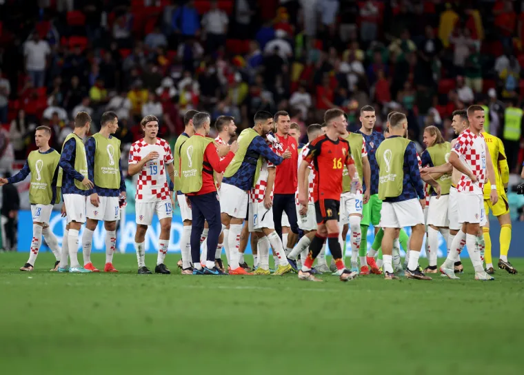 Ovako slave Vatreni: Pogledajte kako su Modrić i dru&scaron;tvo na terenu proslavili prolazak skupine