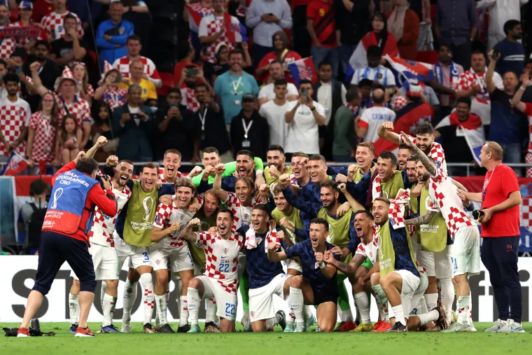 Ovako slave Vatreni: Pogledajte kako su Modrić i dru&scaron;tvo na terenu proslavili prolazak skupine