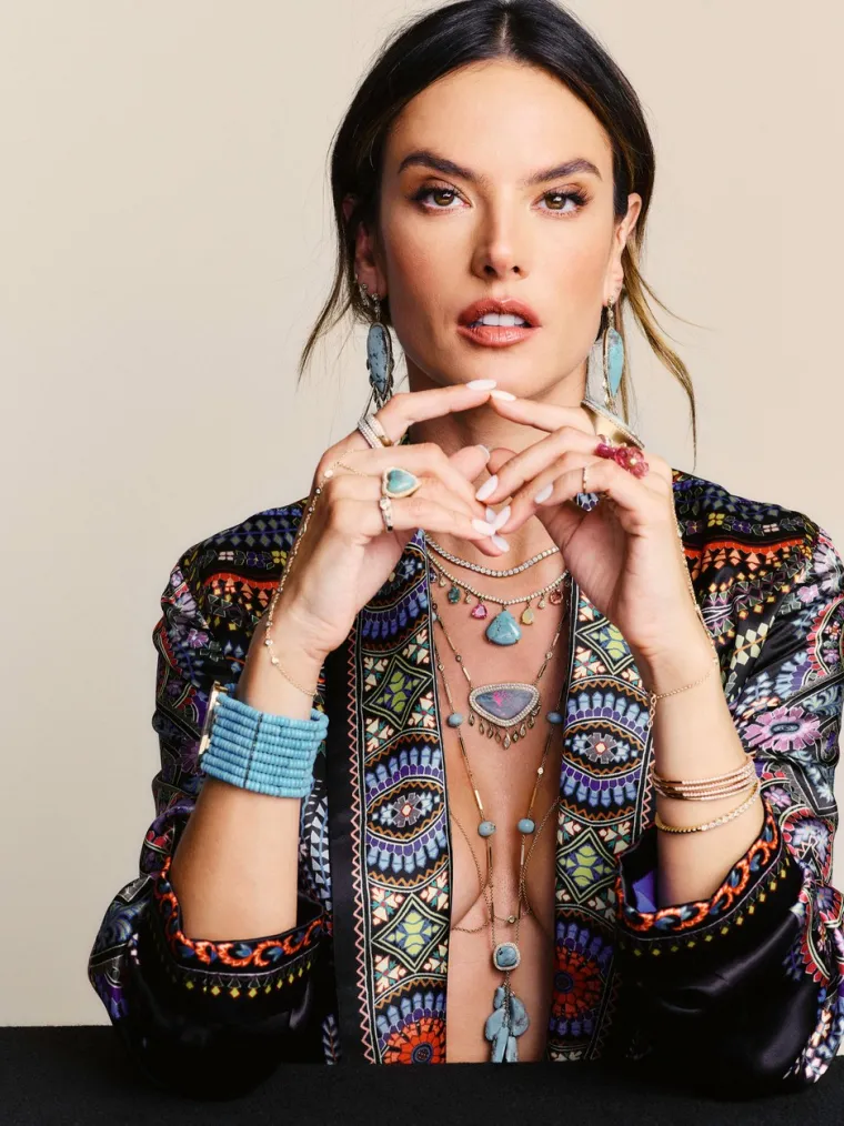 Alessandra Ambrosio reklamira ručno rađene 'intuitivne ukrase' koji doista fenomenalno izgledaju, posebno na goloj koži