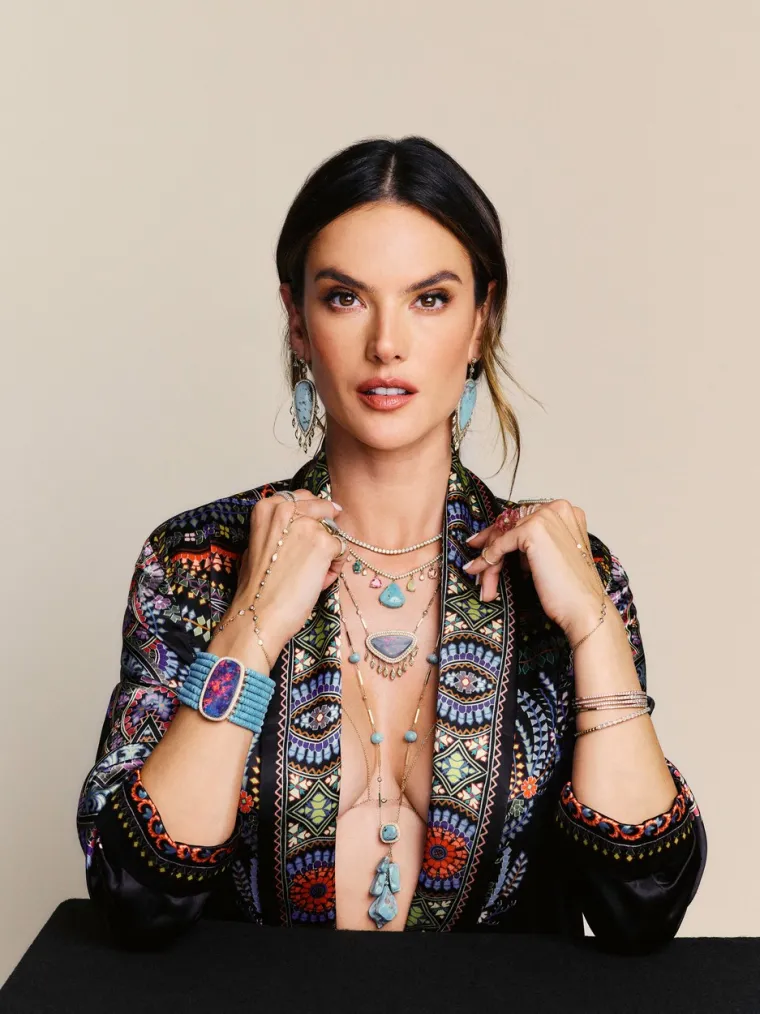 Alessandra Ambrosio reklamira ručno rađene 'intuitivne ukrase' koji doista fenomenalno izgledaju, posebno na goloj koži