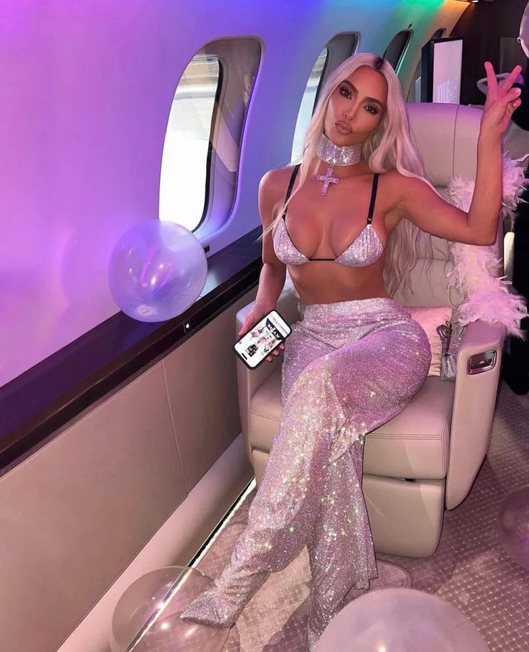 Kim Kardashian otkrila je kako se provodi u privatnom avionu, a nije propustila priliku pokazati svoje zanosne obline u svjetlucavom grudnjaku i hlačama. 