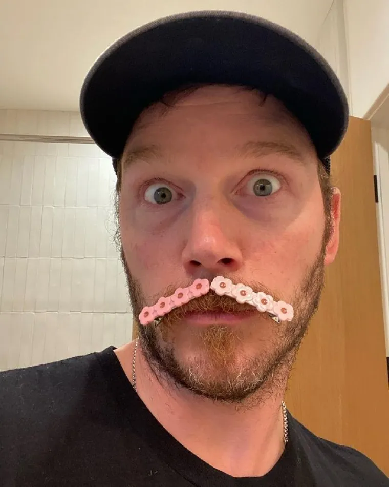 Chris Pratt pokazao je da se ne boji svoje ženske strane, pa je stavio ukosnice na brkove.