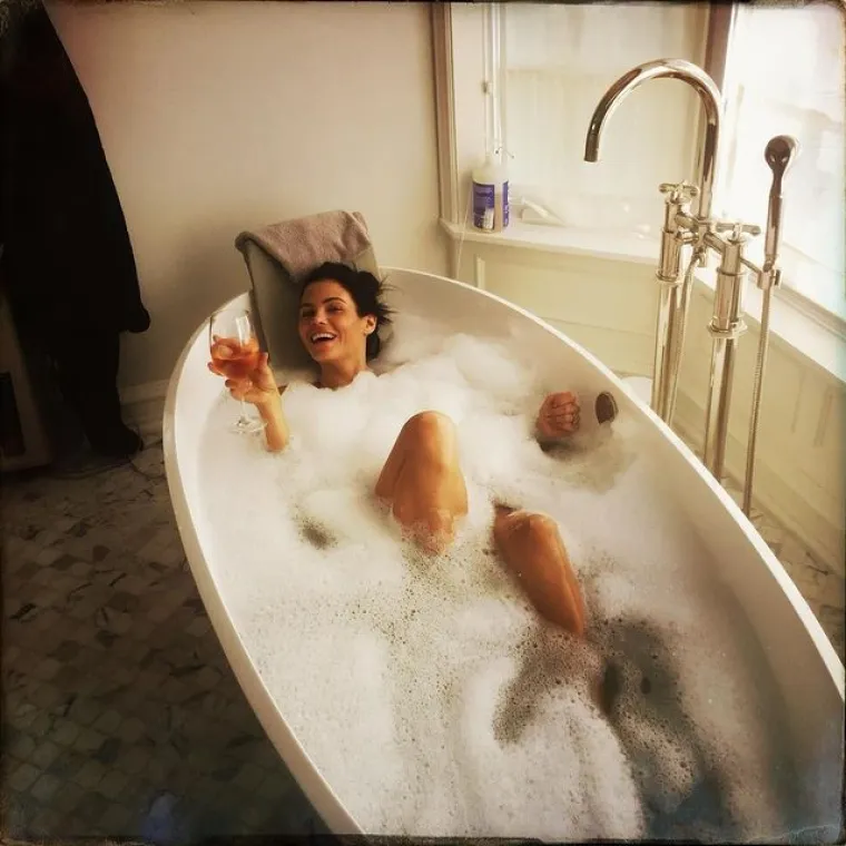 Jenna Dewan pridružila se trendu fotkanja u kadi.