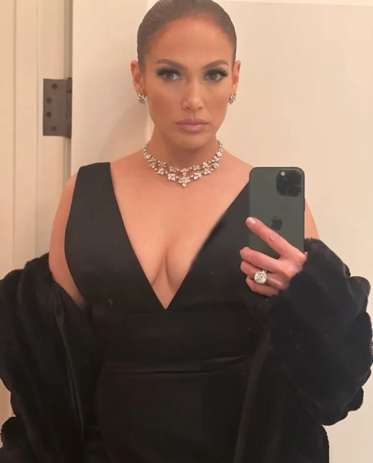 Jennifer Lopez pokazala je kako se skockala za večernji izlazak, a pozornost je ukrao njen ubojiti dekolte.