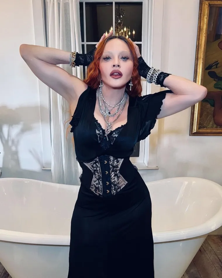 Madonna je pokazala svoju zavidnu liniju u korzet haljini, no izgleda da se opet dobrano popeglala u Photoshopu.