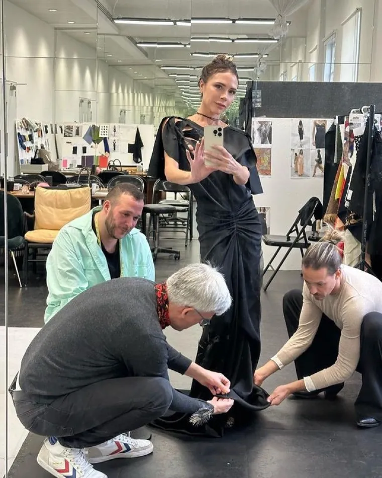 Victoria Beckham otkrila je kao nastaje jedna svečana haljina i koliko je ljudi potrebno da bi se zgotovila.