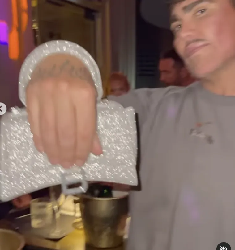 Snježana Mehun ne izlazi iz ružičastih Versace 'bakandži', a minijaturnu torbu od 41.000 kn ne ispušta: I Cigi se zaljubio u  nju