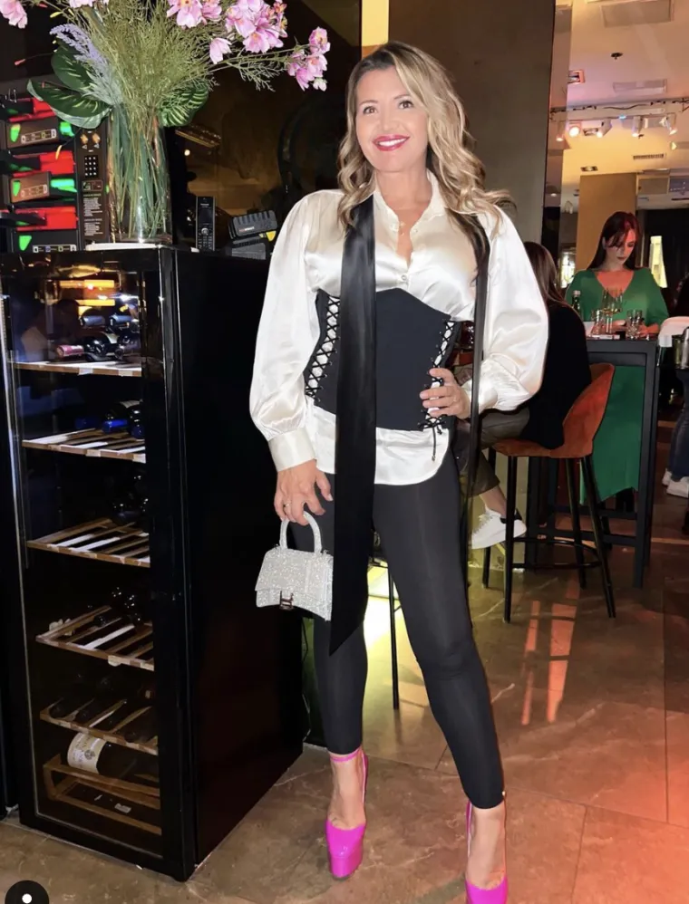 Snježana Mehun ne izlazi iz ružičastih Versace 'bakandži', a minijaturnu torbu od 41.000 kn ne ispušta: I Cigi se zaljubio u  nju