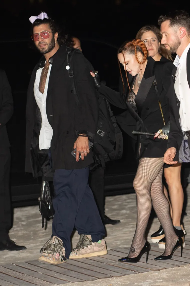 Madonna se pojavila u javnosti, i odlučila da želi da to dobro zapamtimo: Iz čipkastog korzeta vire grudi, a hlače je 'zaboravila'