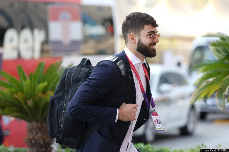Njemu ne nedostaje ženske pozornost, jer ga obožavateljice ponekad prate u stopu. &quot;Joj, prošli put na okupljanju reprezentacije jedna mi je djevojka prišla i dala papirić na kojem je bio njezin Instagram profil&quot;, otkrio je.